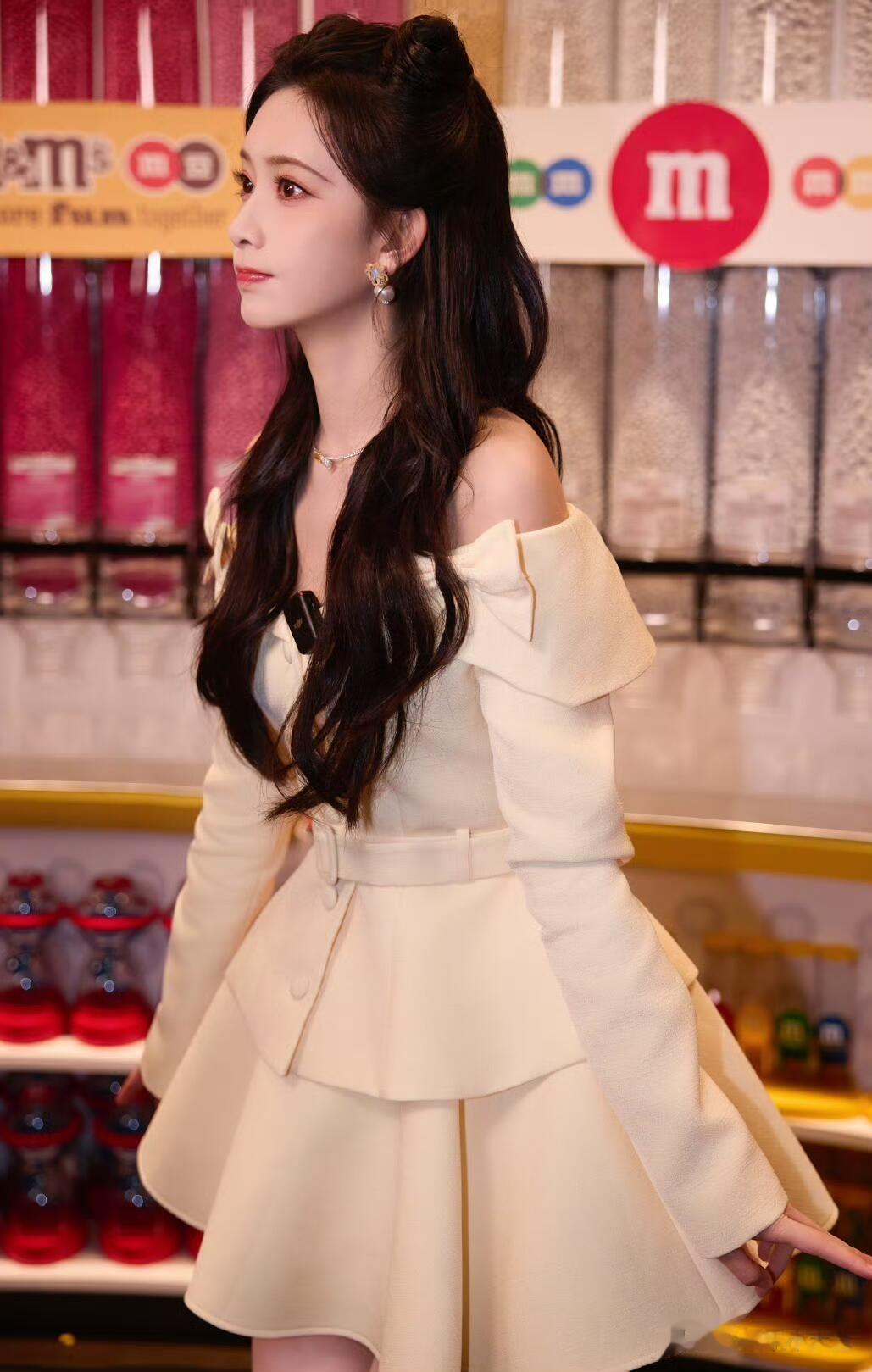 孟子义出席M豆品牌活动,一袭米白一字肩套裙装,大长腿又白又嫩