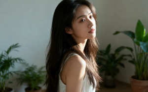 女儿跳芭蕾饿到偷吃垃圾，母亲却坚称自己女儿只要喝水就能饱