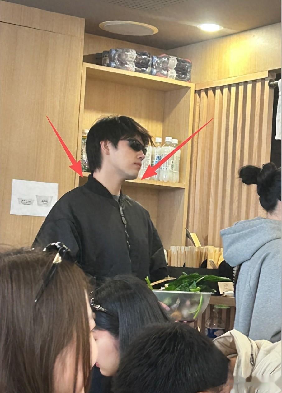 巴黎偶遇陈飞宇!素颜嘴凸明显黑眼圈抢镜,吃麻辣烫比耶好接地气