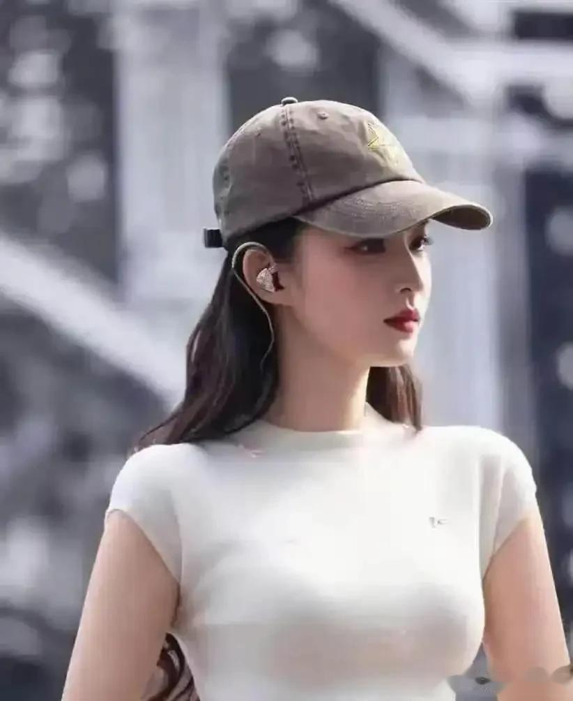 王楚然的身材比例确实很好，光看上围就相当不错，活该她爆火