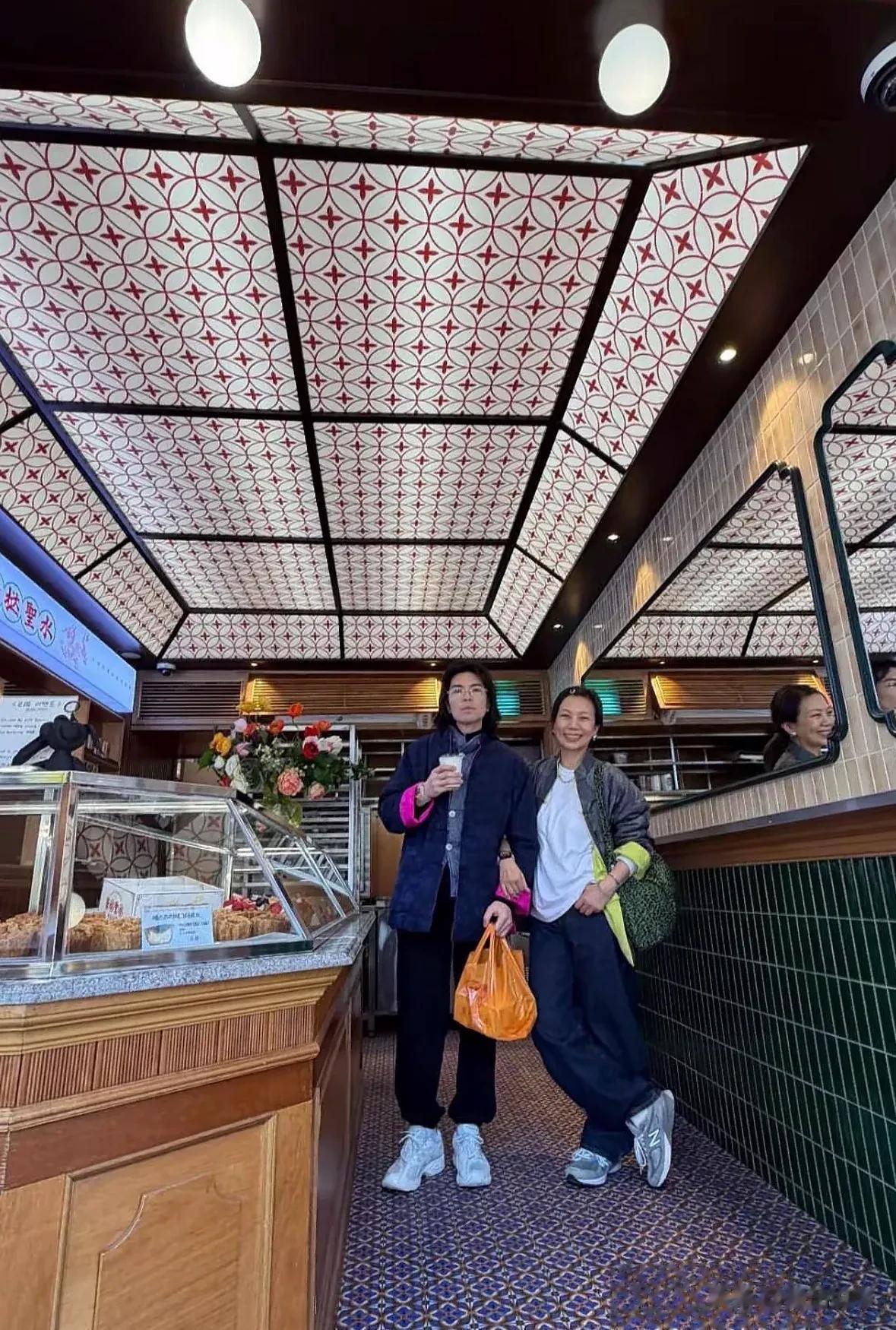 韩国偶遇萧敬腾夫妇逛街,全程牵手太甜了,但年龄差还是太明显了