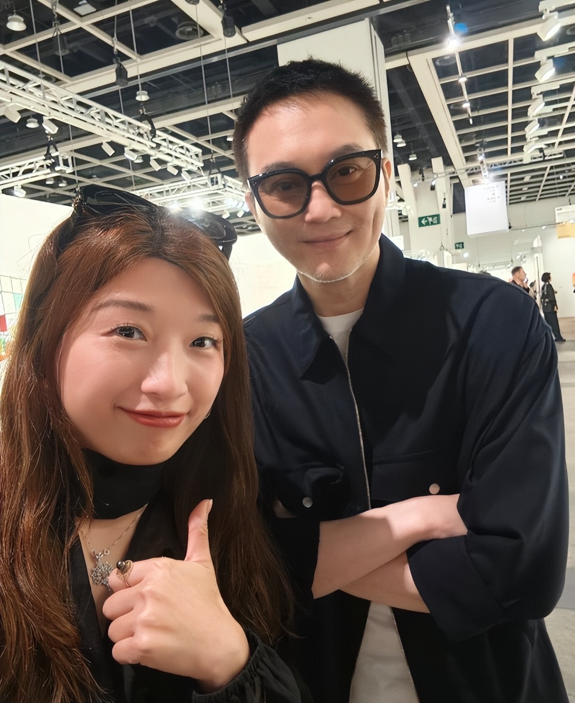 55岁张智霖和老婆袁咏仪在香港看艺术展，身材维持得挺好，很帅气