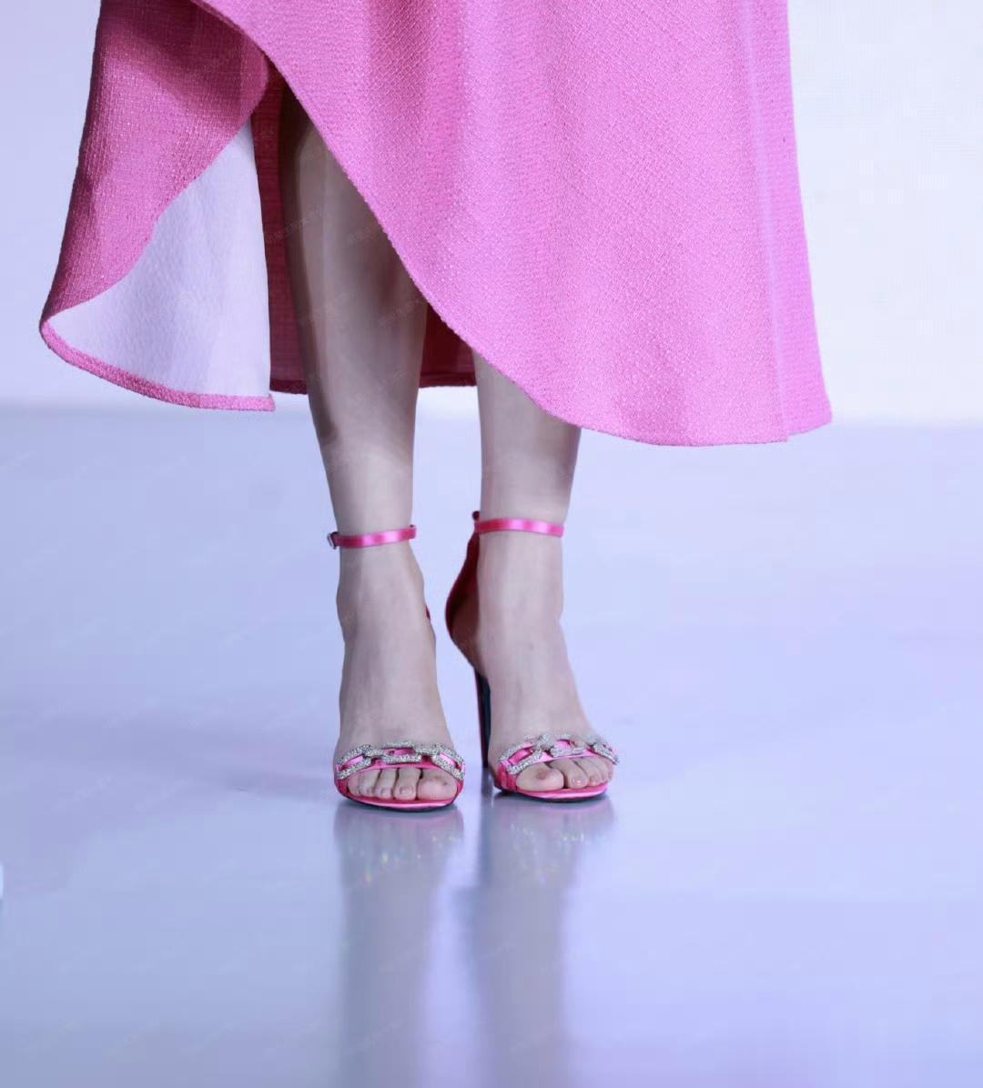 高圆圆，雅诗兰黛生图，一身粉裙搭配