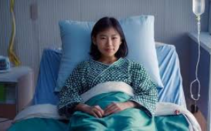 再婚6年，我每年给前妻孩子转18万，老婆从不多问；直到女儿高烧住院急需3万，老婆却冷冷地说家里没钱。