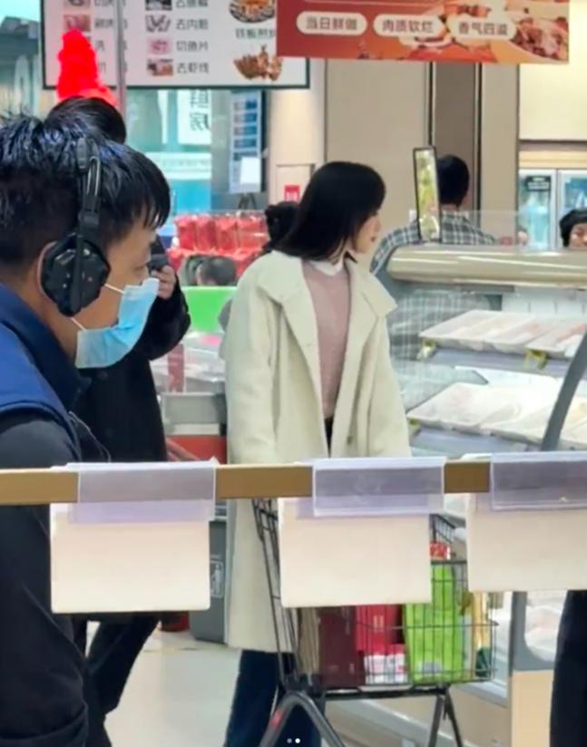唐嫣北京超市被偶遇，穿粉色毛衣推购物车，脸又长又尖好吸睛