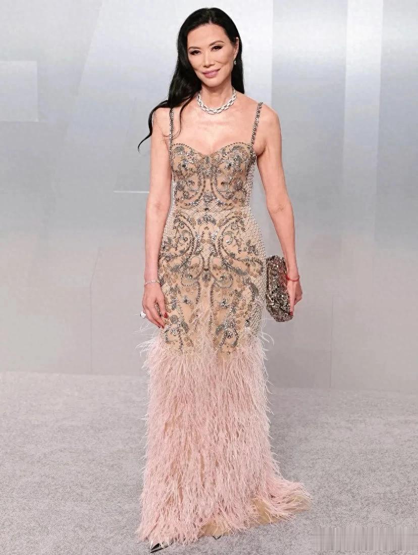 邓文迪参加奥斯卡医美痕迹明显，有小肚腩眼神吓人，一看就不好惹