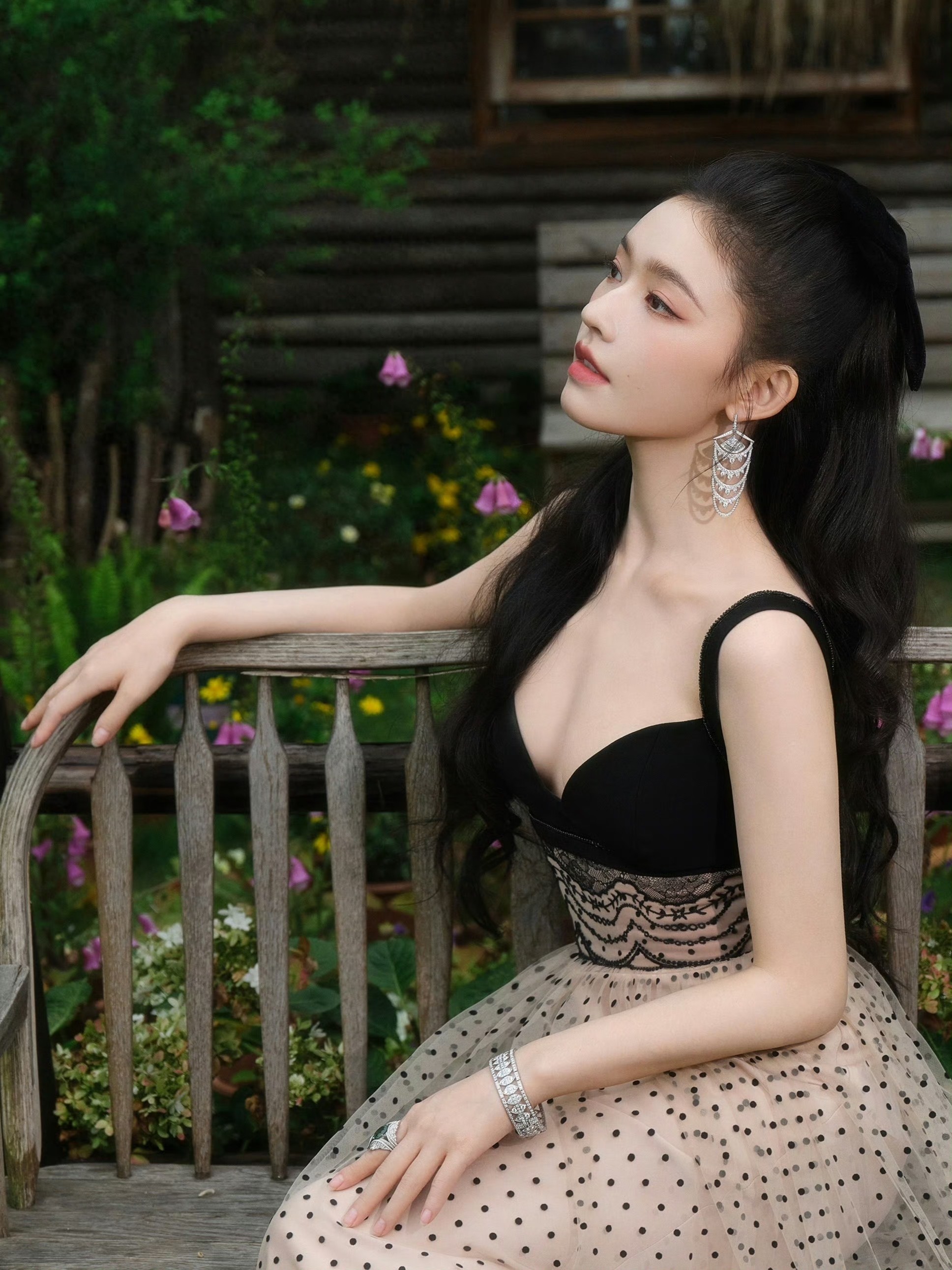 林允深V吊带裙，好美