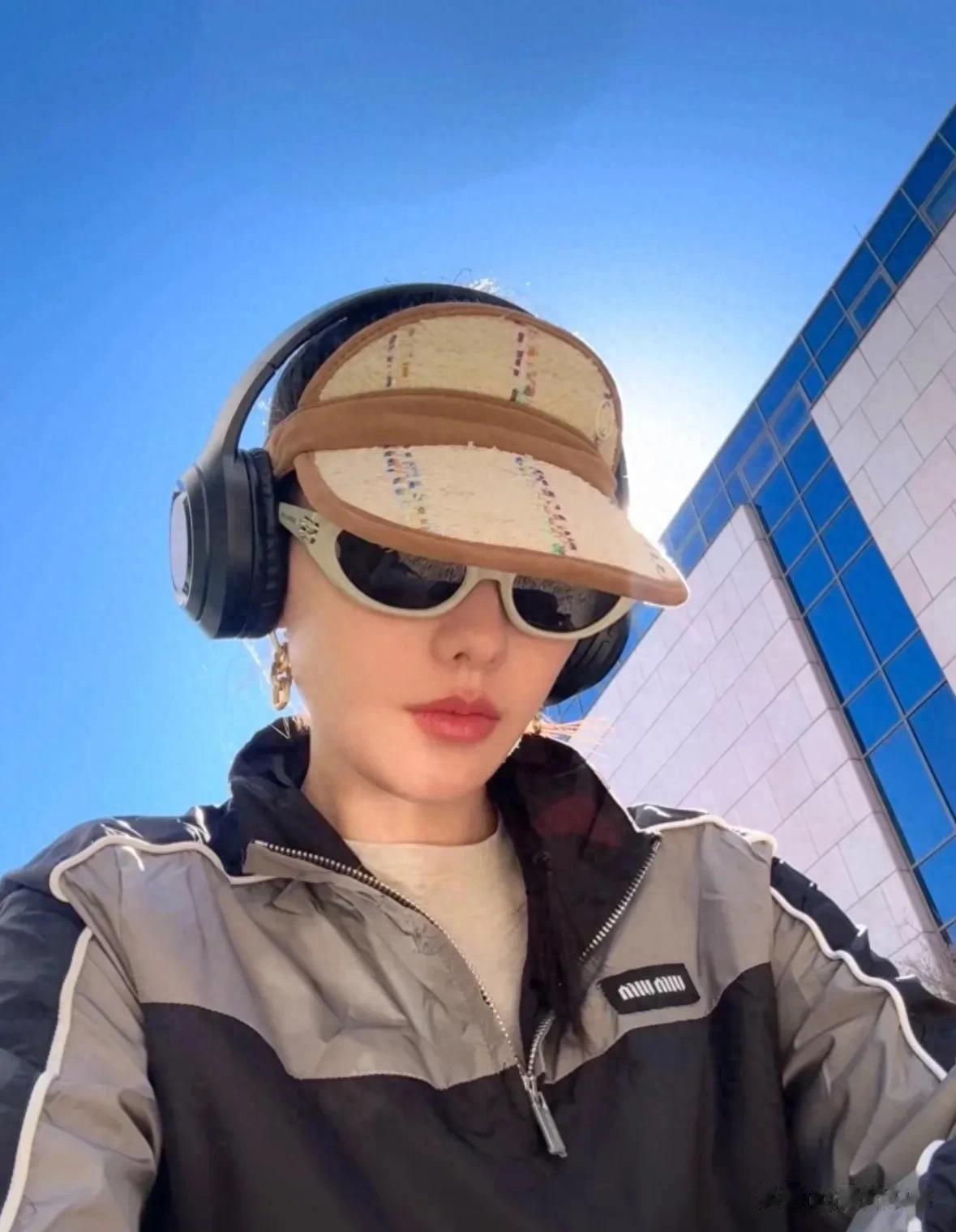 张嘉倪这是彻底放飞了?离婚后风格大变,躺椅上听歌也太接地气