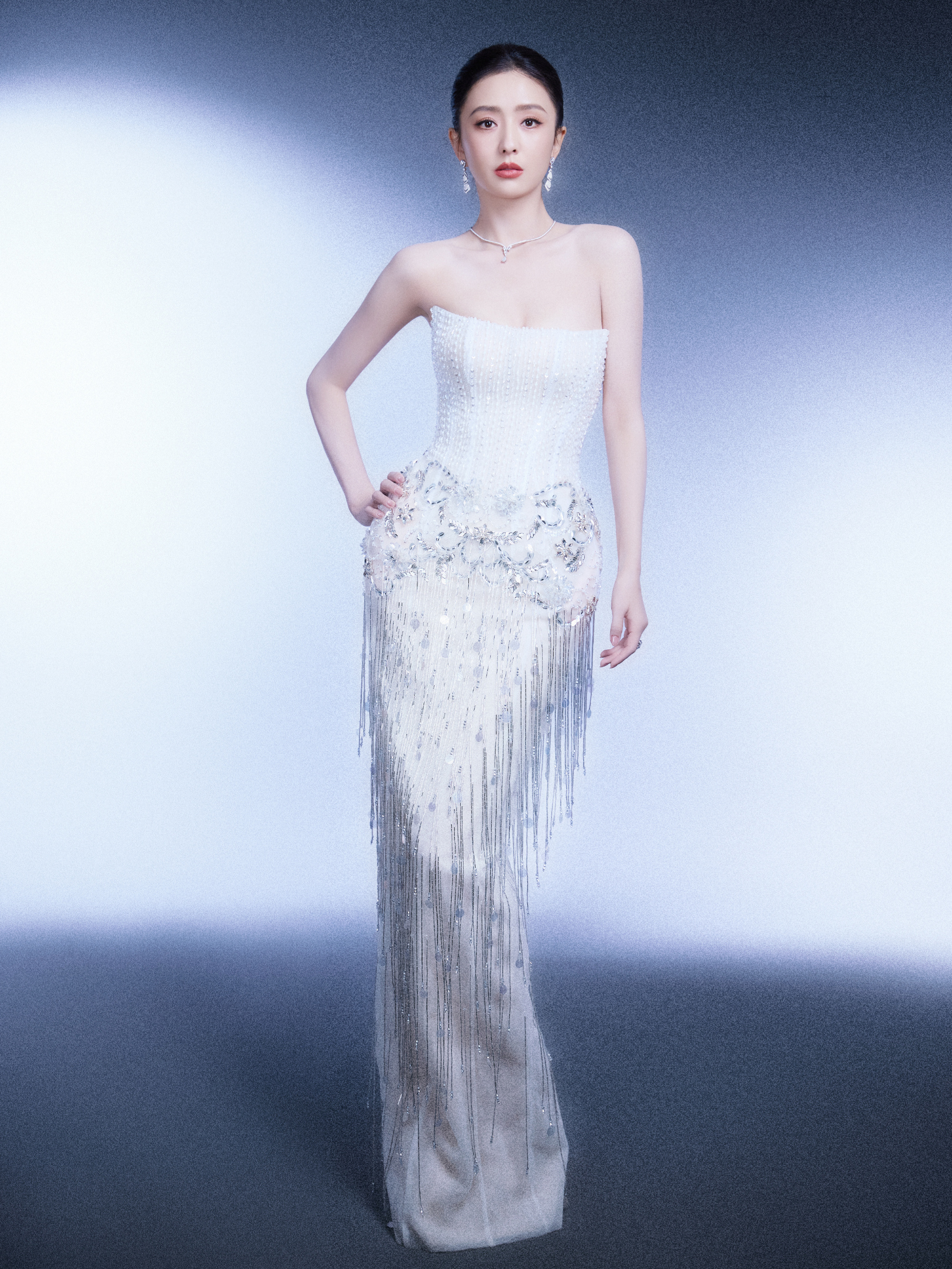 佟丽娅流苏纯白抹胸礼裙