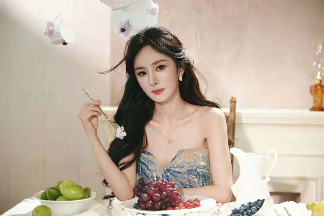 杨幂闪亮抹胸连衣裙