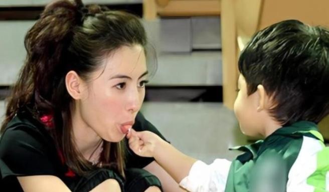 张柏芝三胎身世谜底揭开：混血娃一现身，谢霆锋终于松了口气