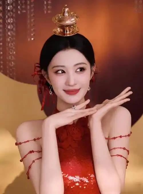 王楚然春晚造型太美了，穿红裙明艳大气，状态好的像18岁!