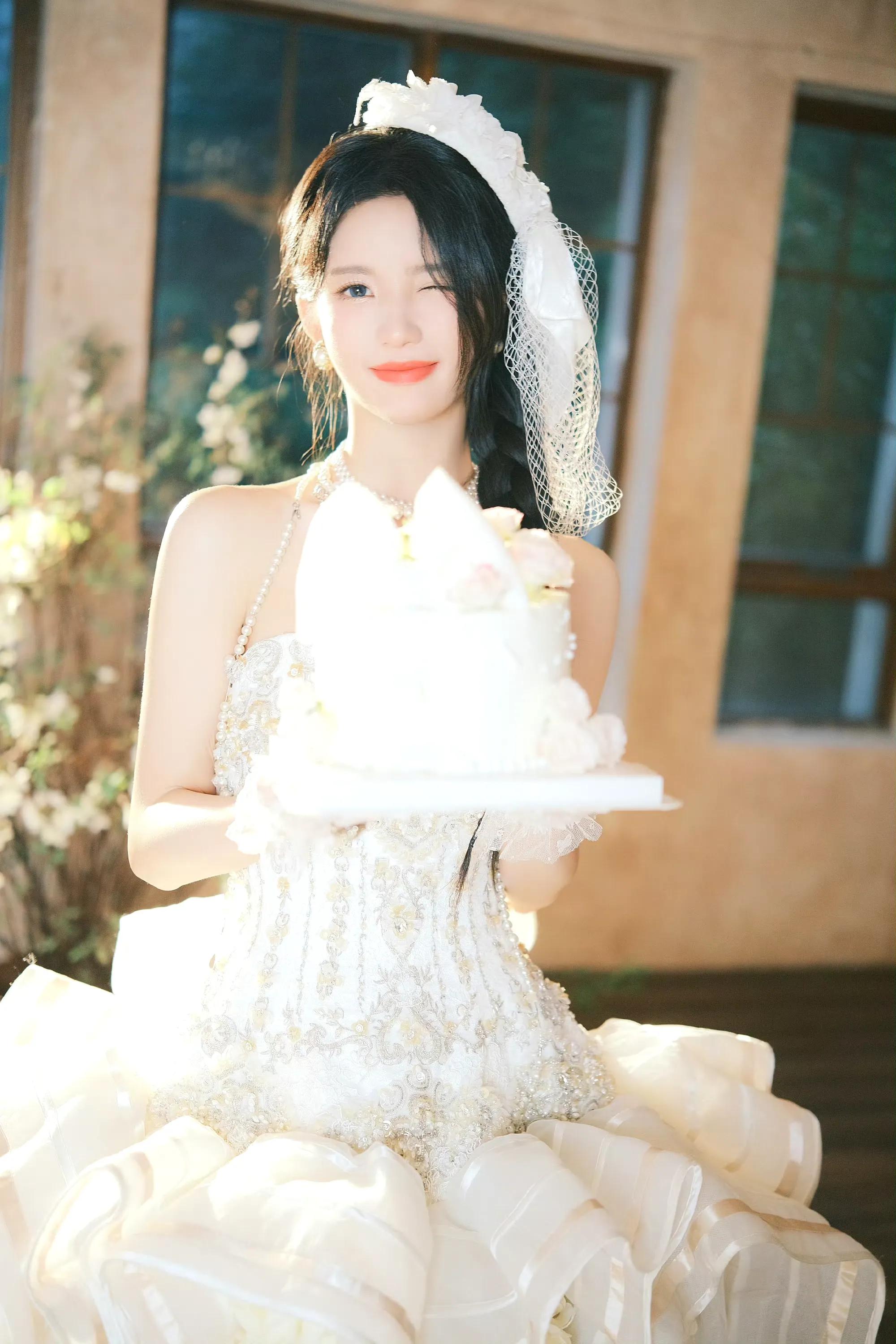 刘些宁婚纱大片,浪漫满屋