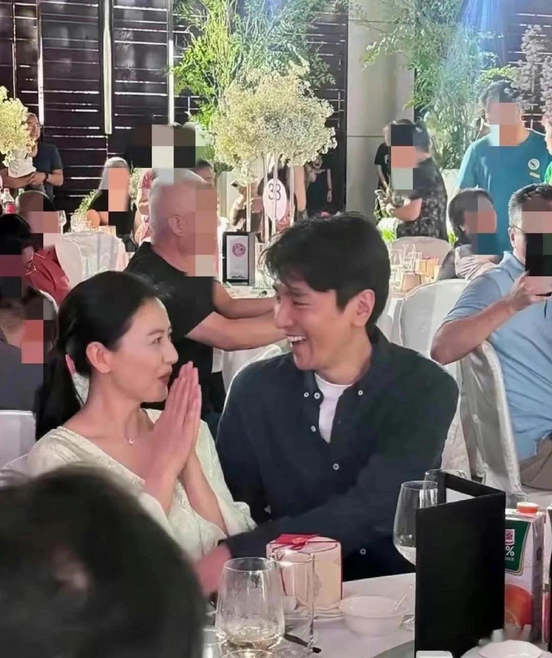 高圆圆夫妻带女儿逛迪士尼，一家三口手拉手，7岁Rhea长高不少