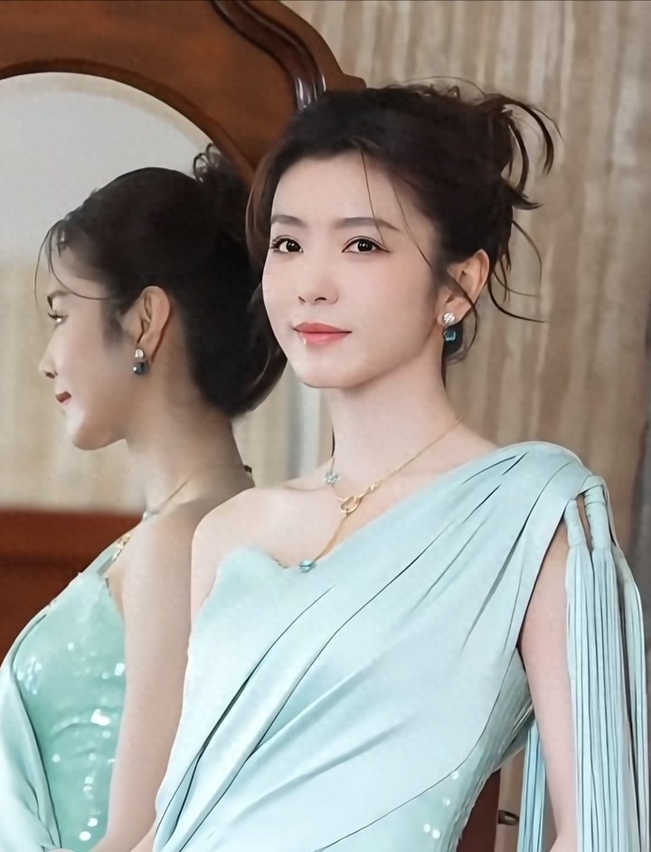 李云霄薄荷绿单肩流苏裙，慵懒盘发尽显清冷优雅美貌