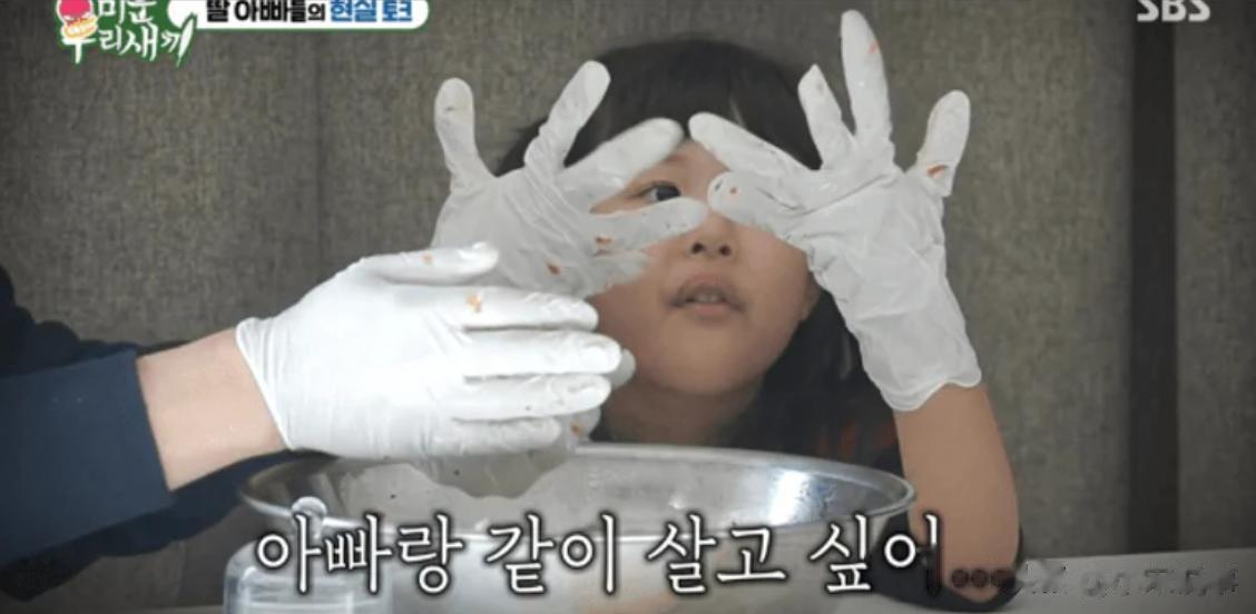 韩国男星拍一部戏换个女友，官宣小16岁新欢，却因女儿一句话沉默