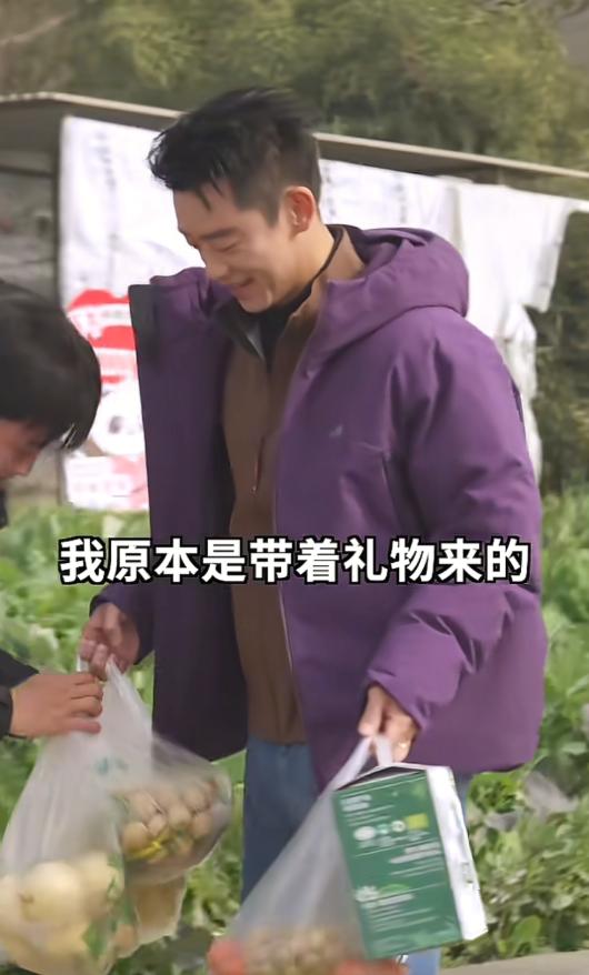 郑恺穿四川省服做饭!下乡为独居老人办杀猪宴,炒菜比老婆还能干