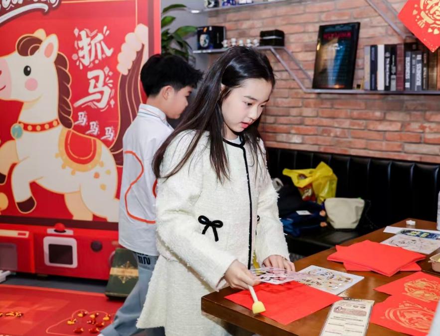 佟丽娅陈思诚合体为儿子庆生，董璇母女惊喜现身，10岁朵朵像爸爸