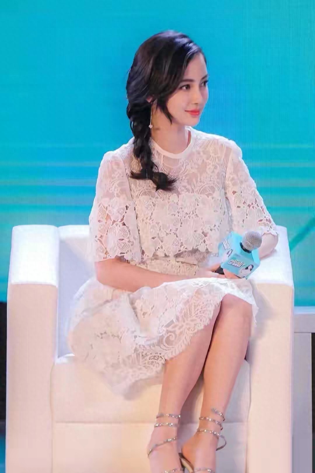 杨颖扎甜美麻花辫配白色蕾丝裙，尽显淑女甜美范儿