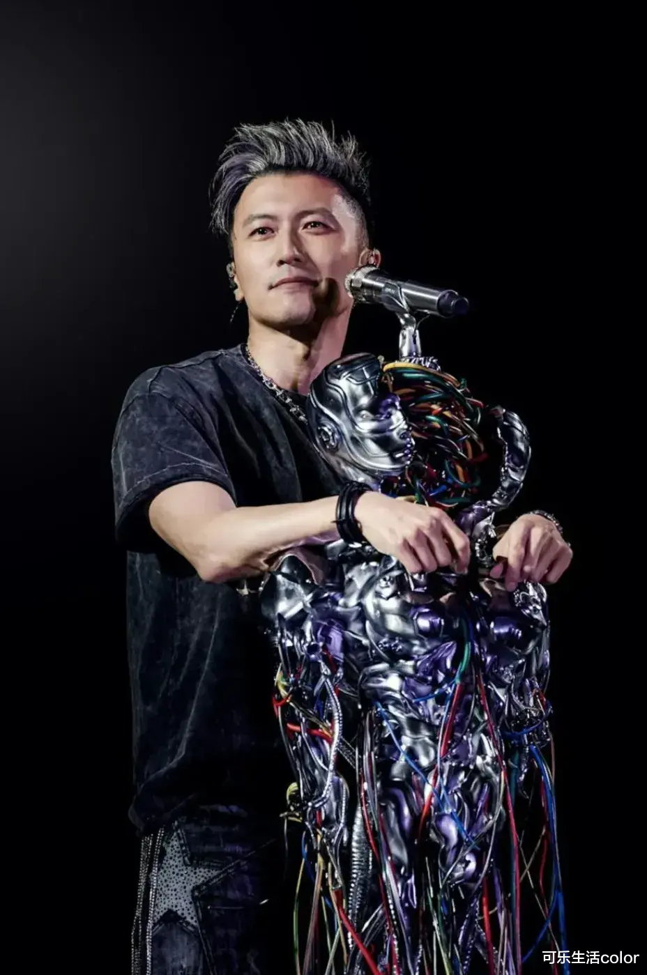 英皇家底咁厚!亿元级制作、全明星阵容,宣传海报一出,网友为认人吵翻天!