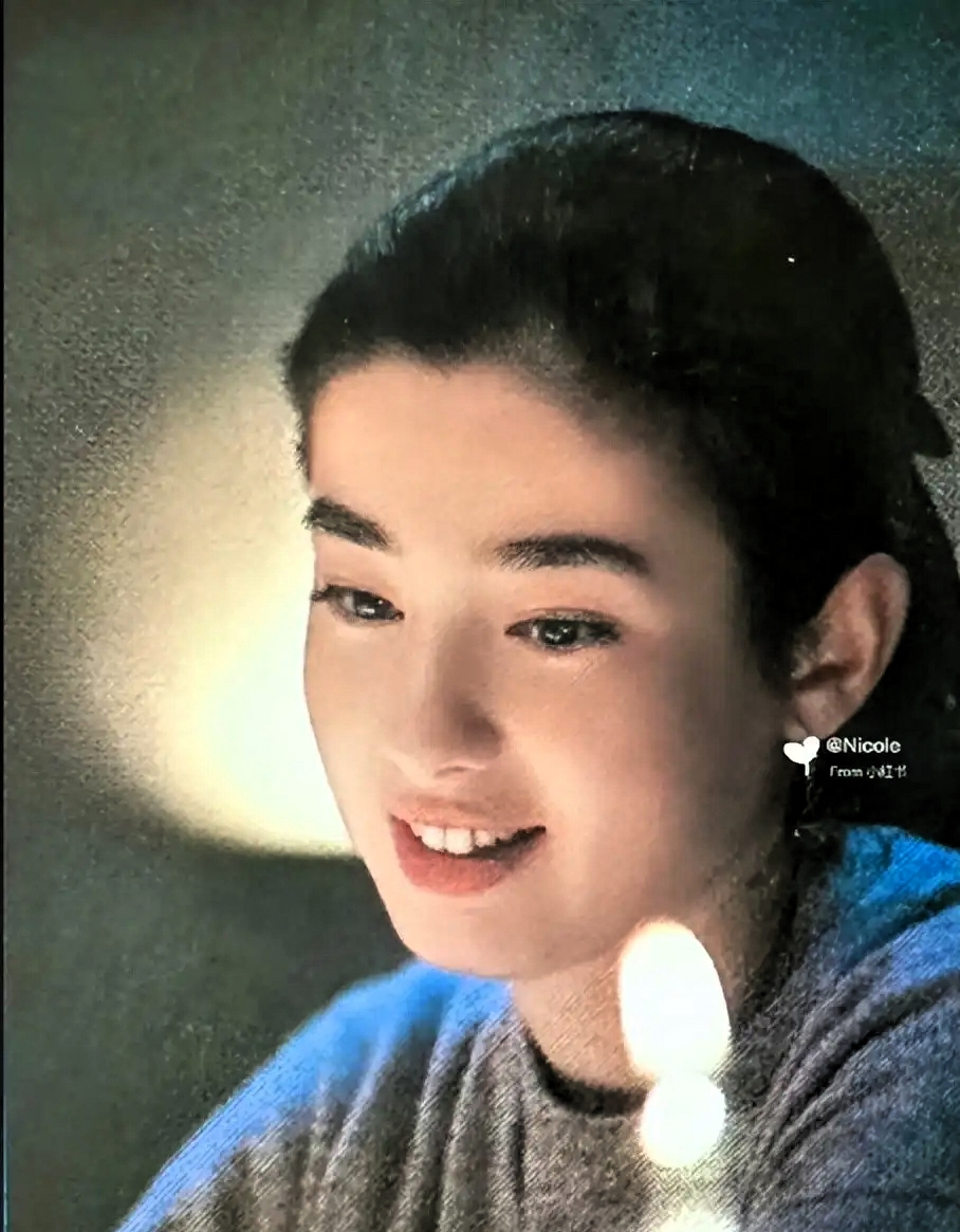 14岁遭亲妈算计，17岁被逼拍写真，她终活成女王