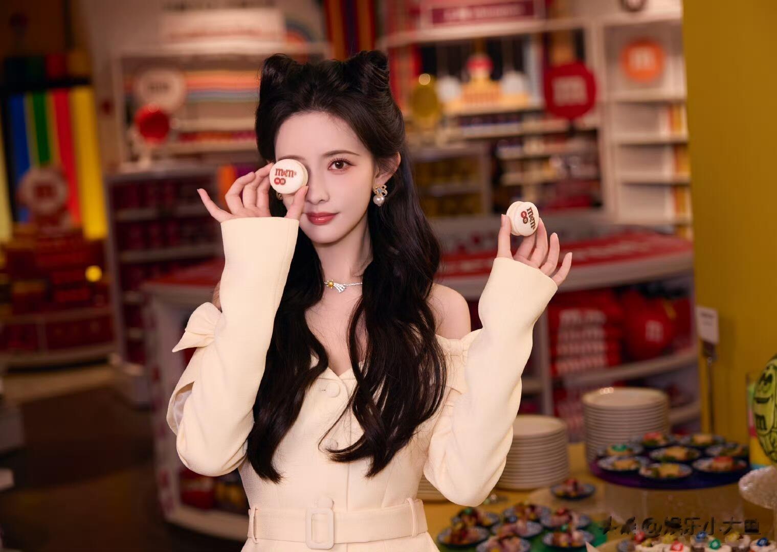 孟子义出席M豆品牌活动,一袭米白一字肩套裙装,大长腿又白又嫩