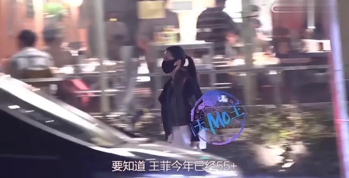 王菲穿两千块夹克和俞飞鸿聚餐，“劳保服”被她穿洋气了！