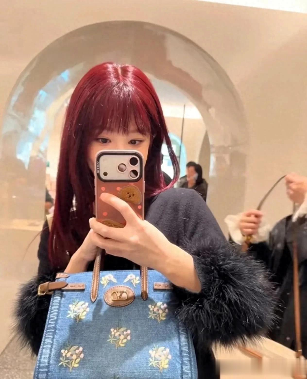 杨紫参加活动，一头紫色秀发出场好美，只是她这个下巴是怎么了？