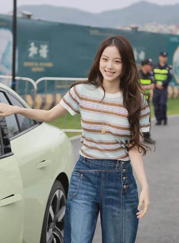 欧阳娜娜不愧春日“时髦精灵”！3套穿搭可复古可甜酷也可很温婉