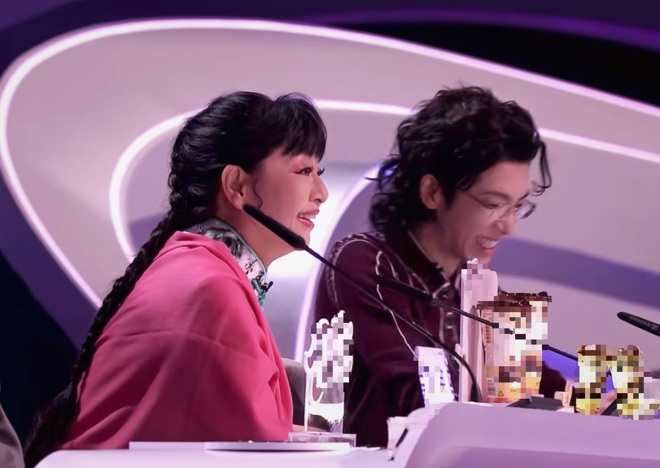 殷秀梅华晨宇牵手同框仅1天,恶心事发生,原来她和陈坤处境一样