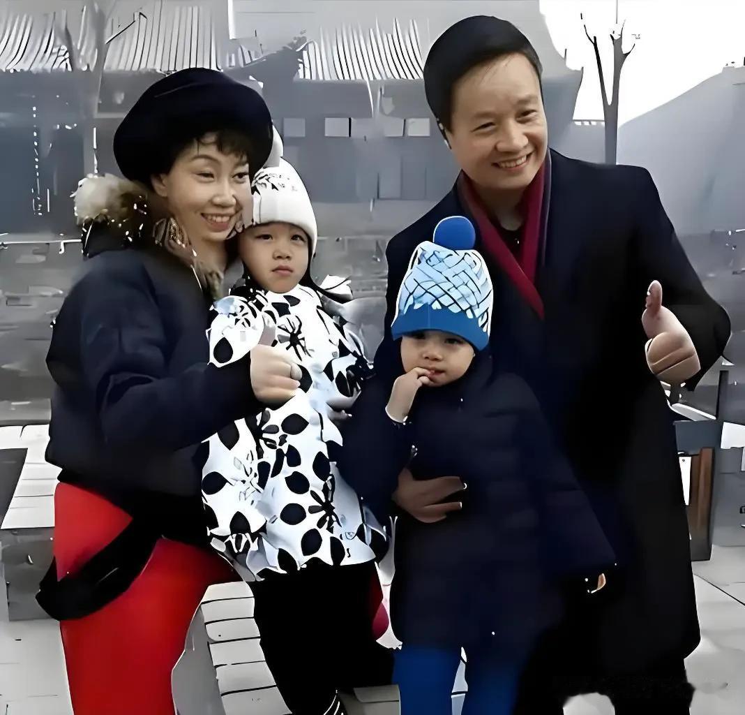 阎维文携妻回平遥，68岁妻子好瘦好显老与丈夫同框就像两代人一样