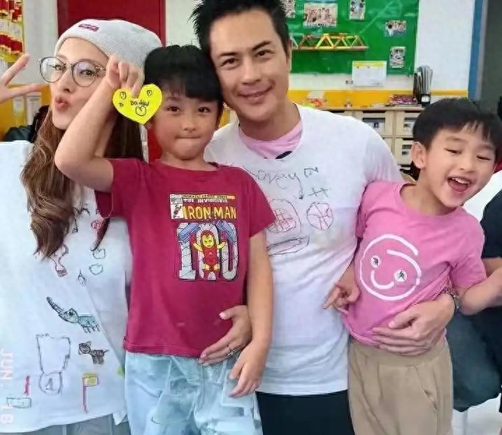 郑嘉颖被偶遇接儿子放学，7岁儿子读公立小学，开32万车子显节俭