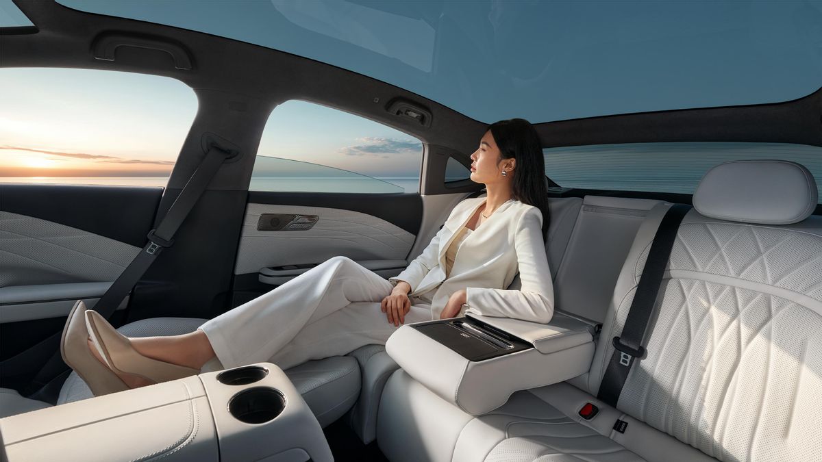 5米车长+85%软包！吉利银河E8舒适性实测