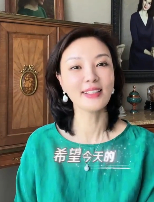 刘芳菲分享绿色穿搭，一袭湖绿衣衫配短发，知性优雅尽显东方美