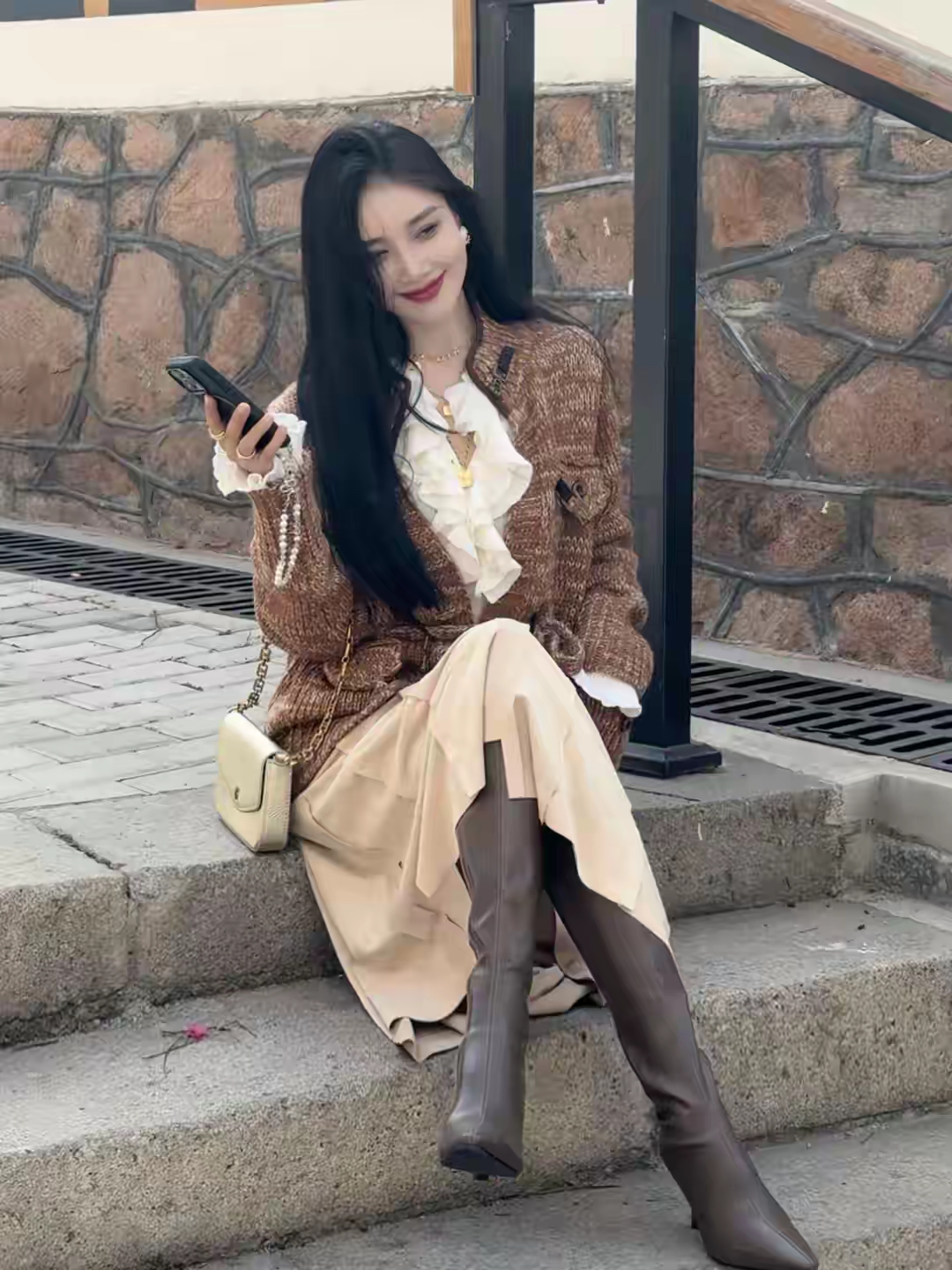 刘丹萌脚踩高跟筒靴在阳光下格外迷人，真好看