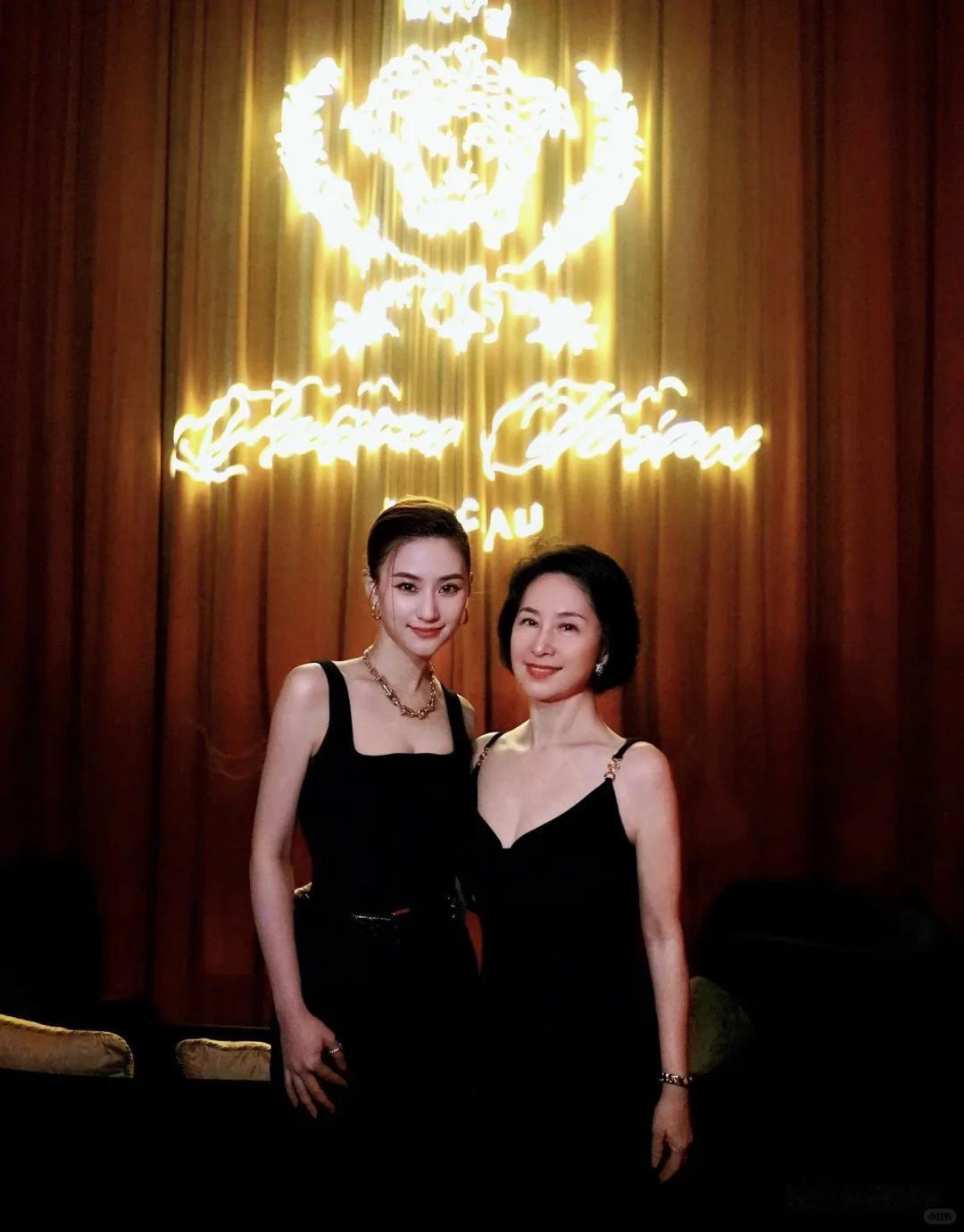 何超琼到何超盈豪宅过年！姐妹俩又搂又抱，跟6岁外甥女穿亲子装