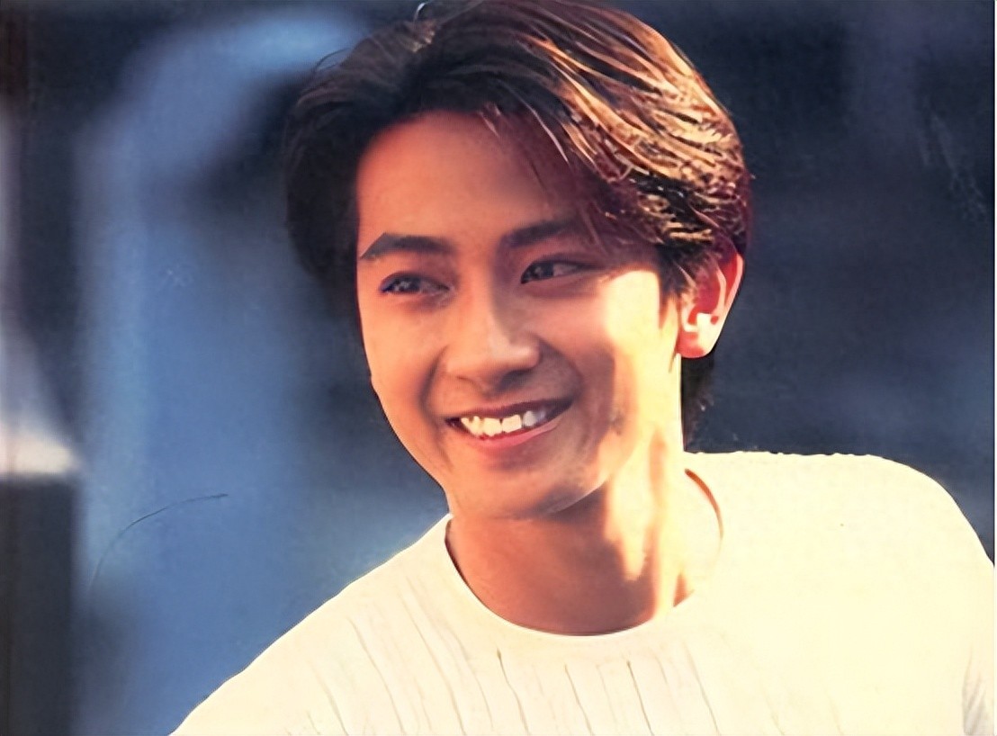 突发！香港知名男歌手声带出血 ，入院做手术，被警告可能永久失声