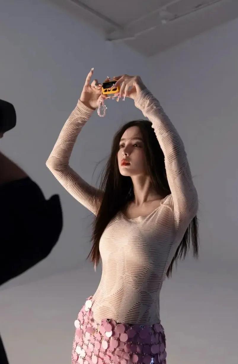 古力娜扎身材好美，又美又撩，谁看了不迷糊！