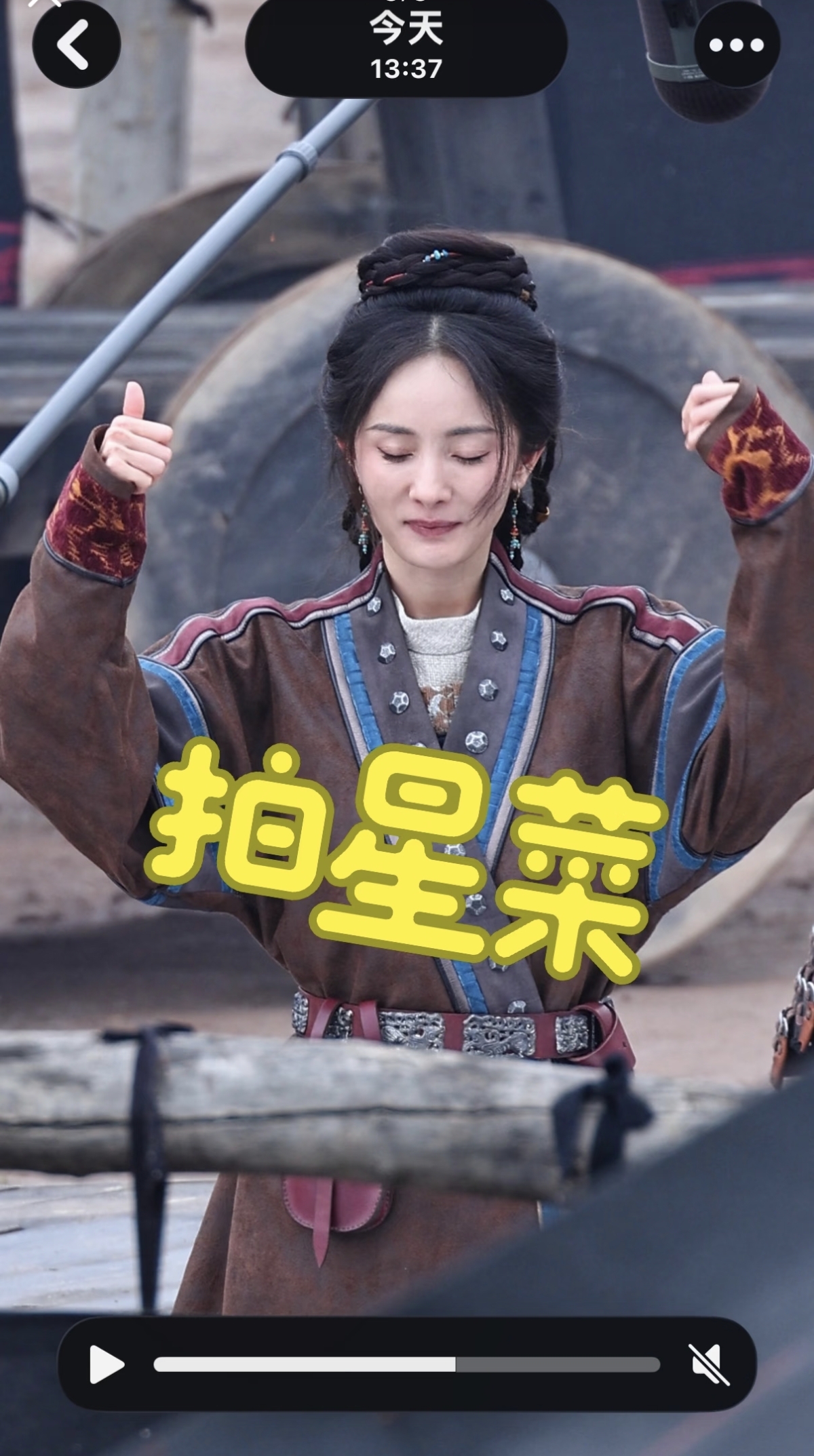 这是又抽象上了？杨幂片场拍戏路透，小表情好多太可爱太迷人了
