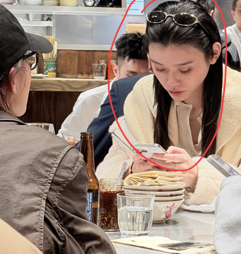 奚梦瑶和好友吃饭被偶遇，她素颜睫毛好长，头发看起来就像有钱人