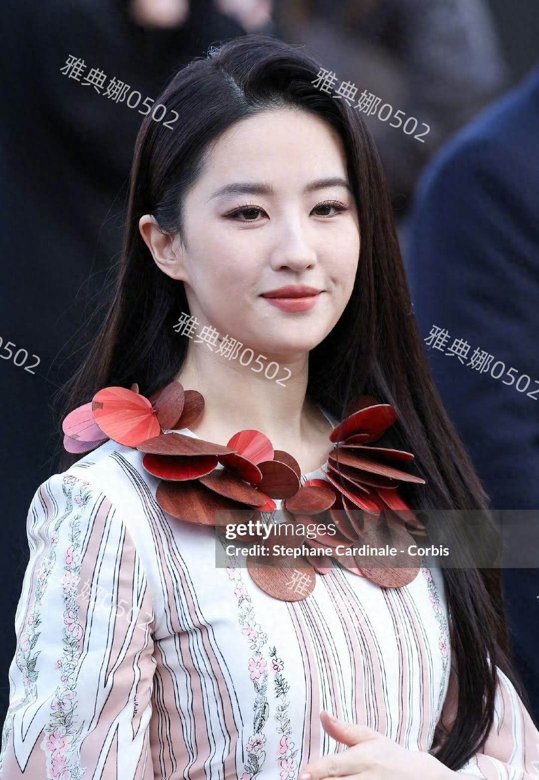 在国内被捧为神仙姐姐的刘亦菲，到国外就水土不服，生图一言难尽