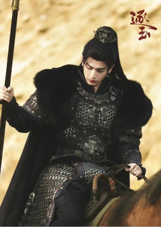 张凌赫9年前素人时期采访火了，190cm身高鹤立鸡群，像胖版李敏镐