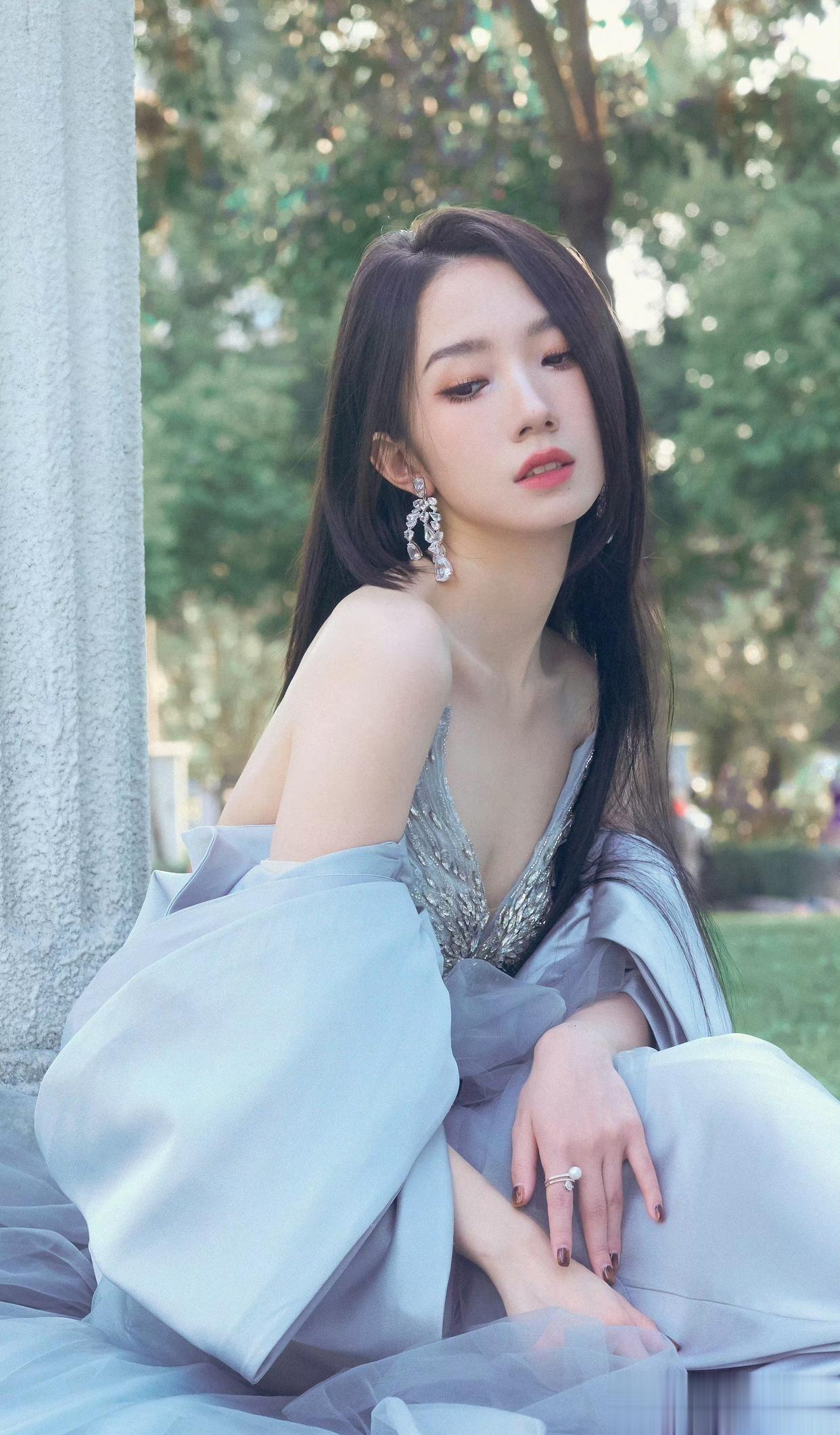 孟美岐，美丽迷人的纱裙妆造