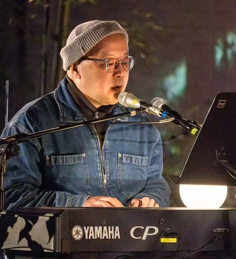 窦唯与神秘女子逛商场试衣，被传搬至通州住，生活不再清苦引感慨
