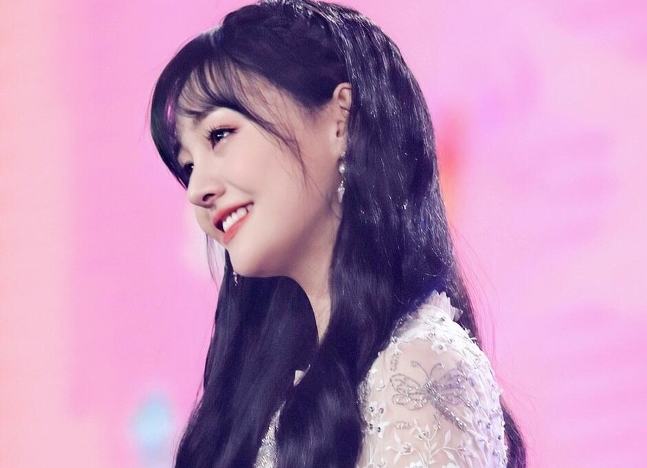 35岁郑爽近照！形象管理失败，彻底成了素人，在美日子舒坦了