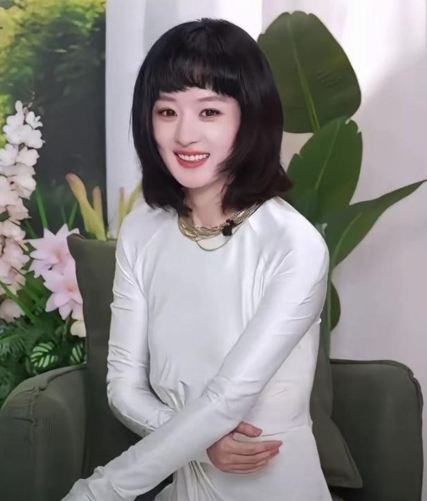 赵丽颖直播遇礼服突发状况，从容救场，职业素养引全网怒赞