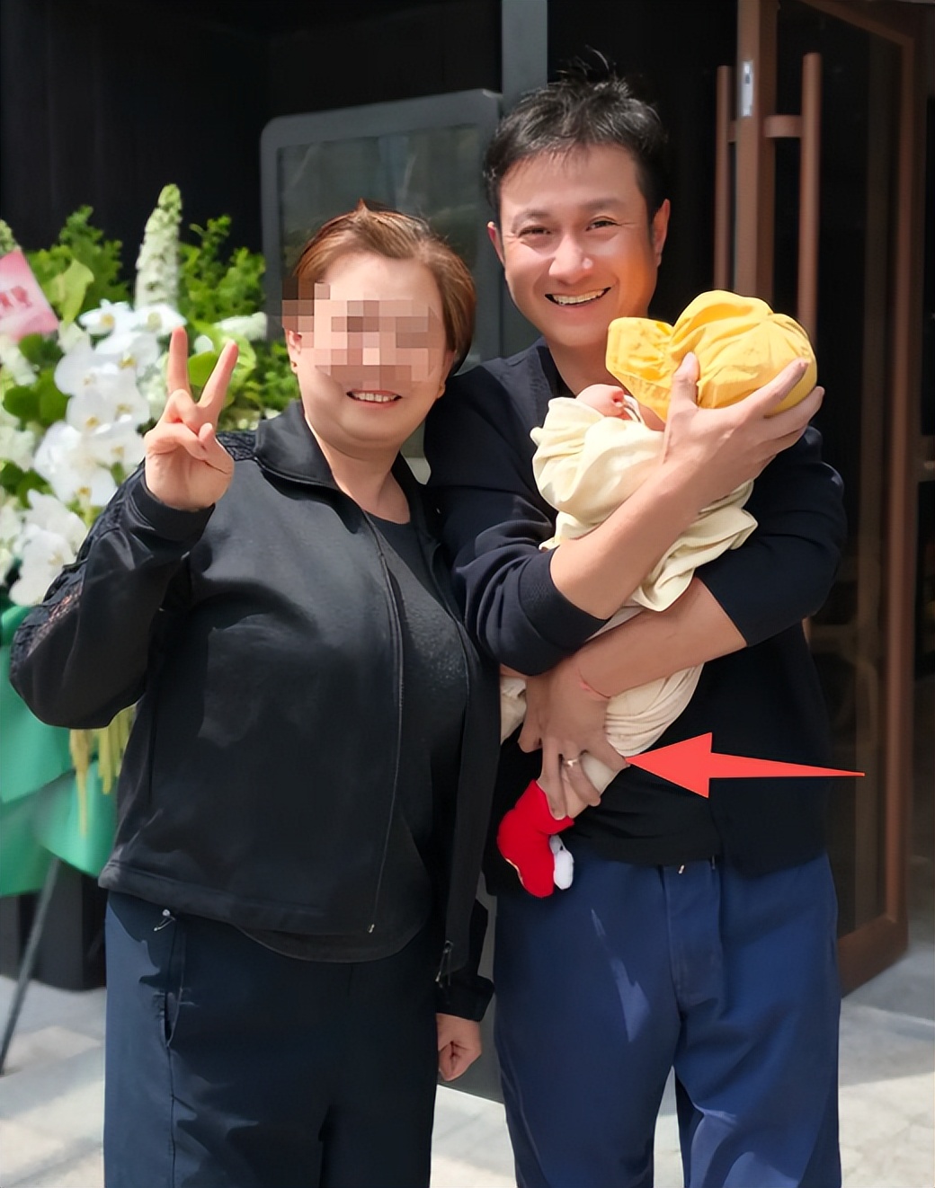 41岁文章疑似再婚！手上戒指晃眼，抱小孩喜笑颜开，另一半引猜测