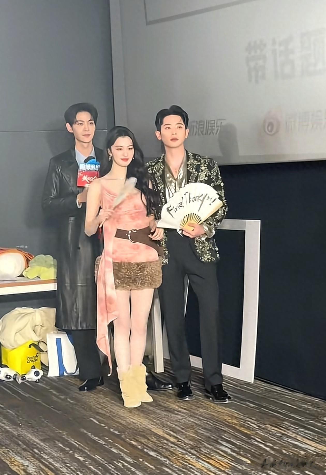 27岁王楚然剧宣穿搭：大波浪+收腰裙，尽显大长腿，美得像小姑娘