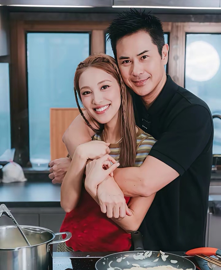 陈凯琳晒与三个儿子合影，美得像芭比娃娃，儿子们比爸爸郑嘉颖帅