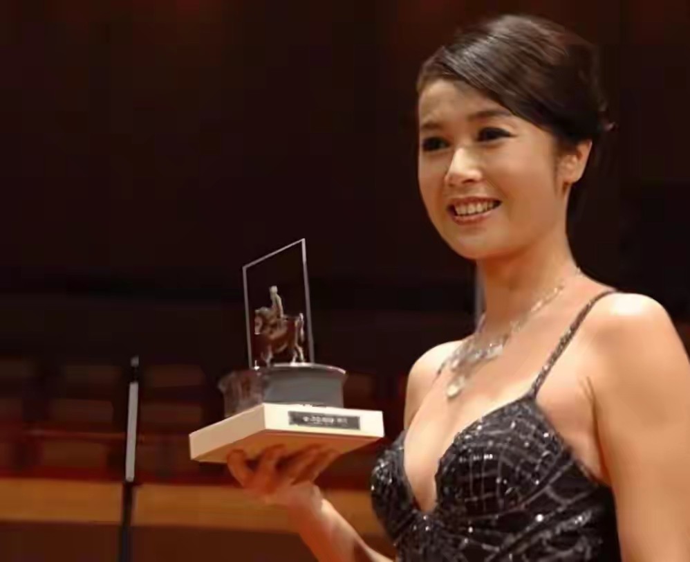 “逃”到英国，“包养”男大学生？59岁的蒋雯丽，终于不用再装了